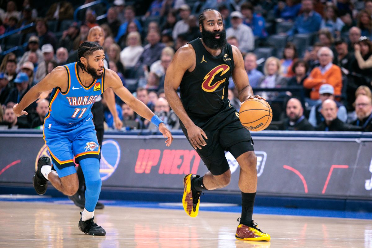36歲明星後衛哈登(James Harden,右)已同意與克里夫蘭騎士隊簽下一份3年合約。法新社