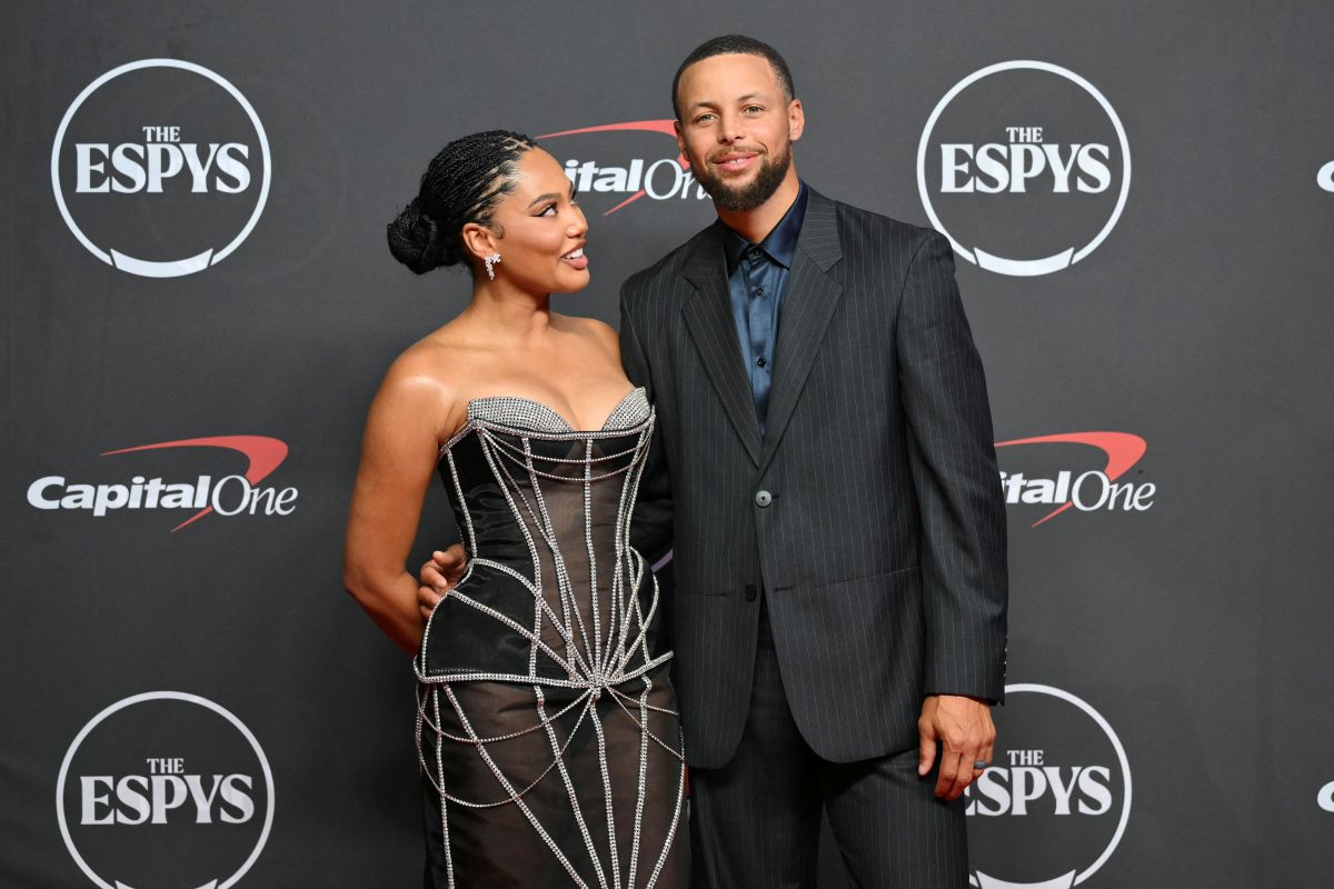 勇士當家球星柯瑞(Stephen Curry,右)將於美國時間週六獲得續簽資格。法新社