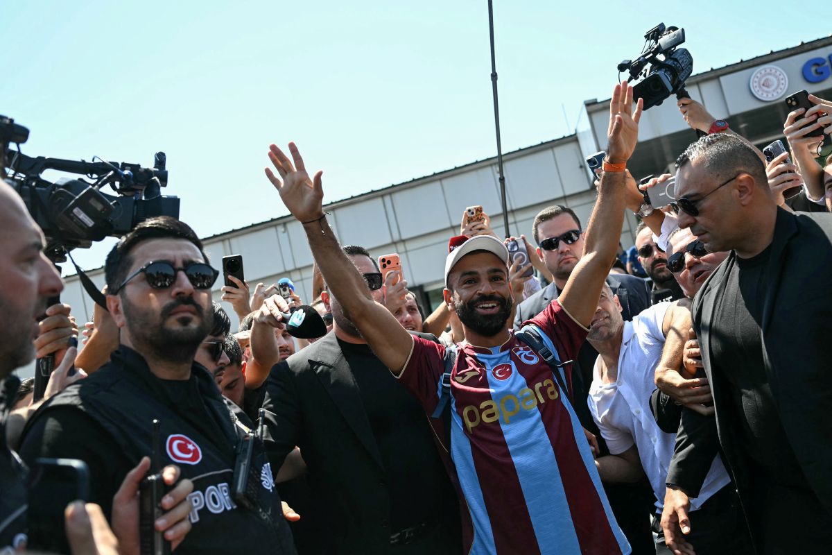 埃及前鋒薩拉赫(Mohamed Salah)剛飛抵土耳其就受到大批球迷迎接。法新社