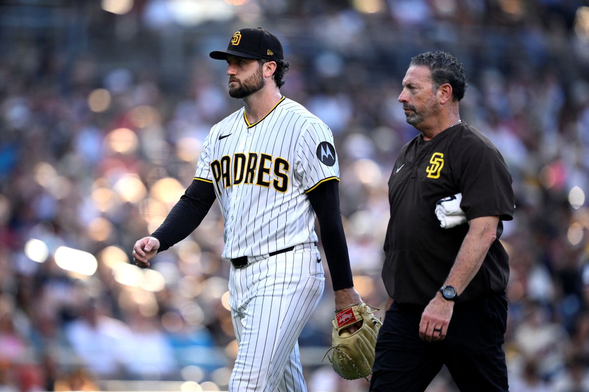 聖地牙哥教士在交易大限前拿下的先發投手麥斯(Casey Mize,左),昨在走下休息區階梯時不慎滑倒受傷。法新社