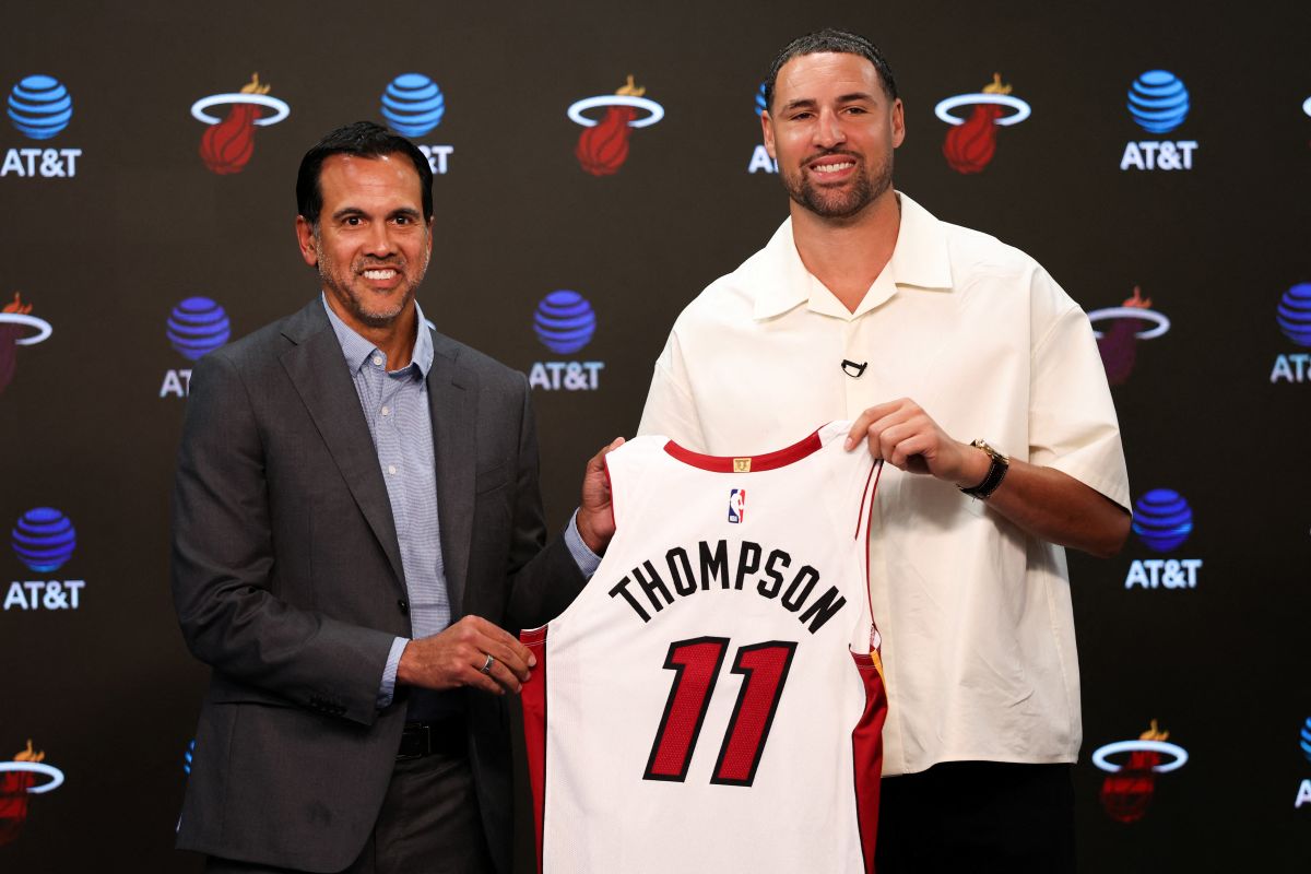 休賽季選擇加盟熱火的湯普森（Klay Thompson，右）馬公開現身。法新社