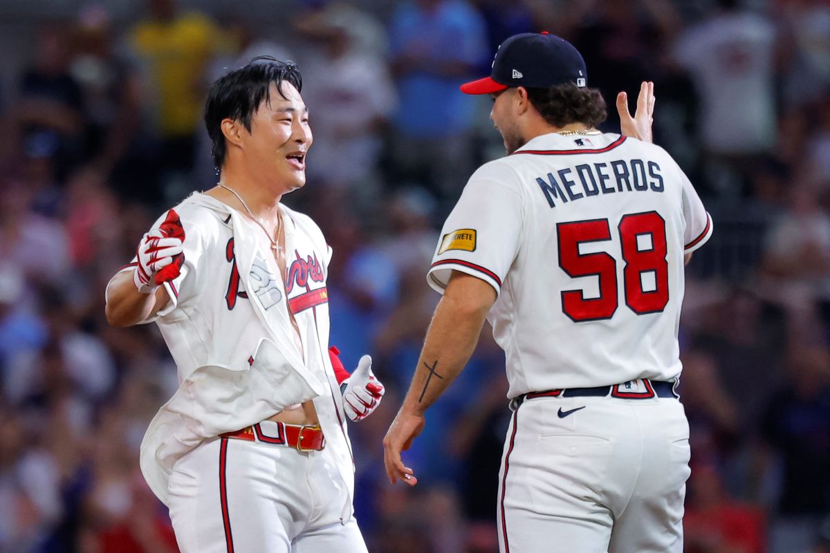 亞特蘭大勇士今天在9局下半,靠著金河成(左)的代打獲勝。法新社