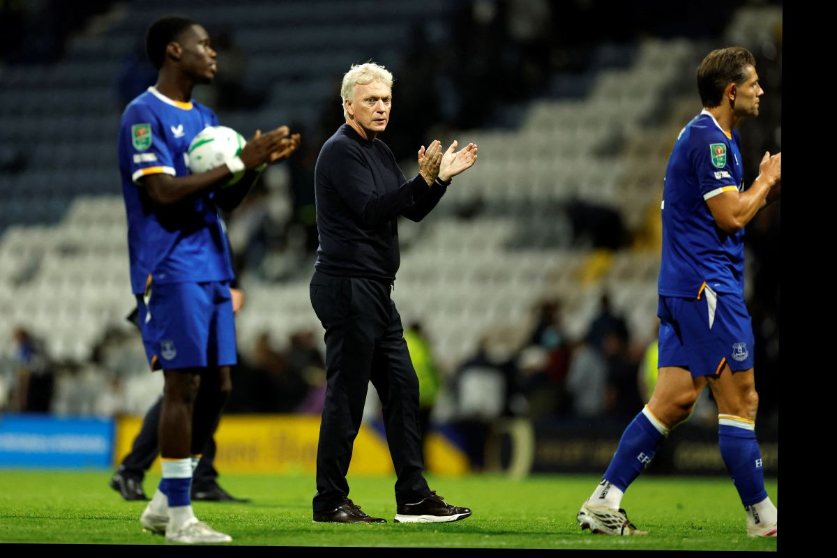 艾佛頓在莫耶斯（David Moyes，中）的調教下，同樣採用4-2-3-1但主打中低位密集防守與反擊。法新社