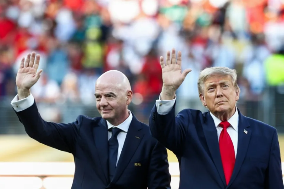 國際足球總會主席英凡蒂諾(Gianni Infantino,左)連任之路蒙上陰影。法新社