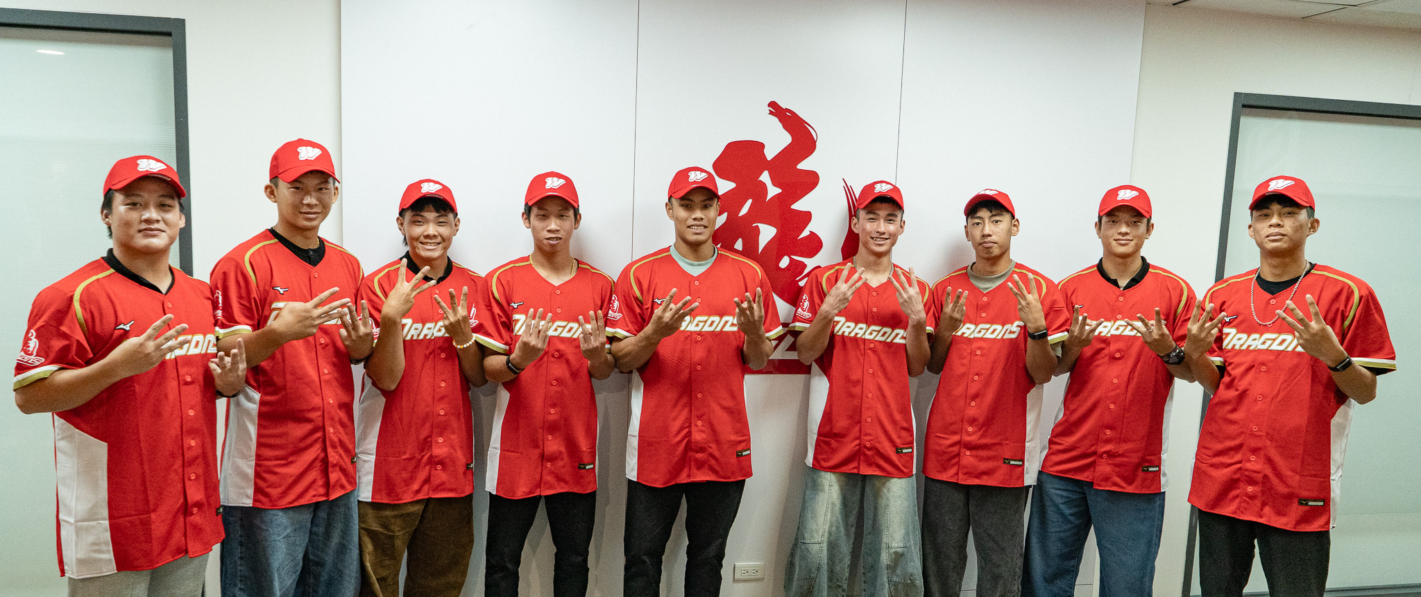 味全2026選秀選手簽約,左起自培林品浩、第七輪黃子睿、第五輪許峰穎、第三輪李崧睿、第一輪廖永詮、第二輪黃宥儒、第四輪傅振閎、第六輪李承峻、第九輪洪嘉恩。味全龍提供