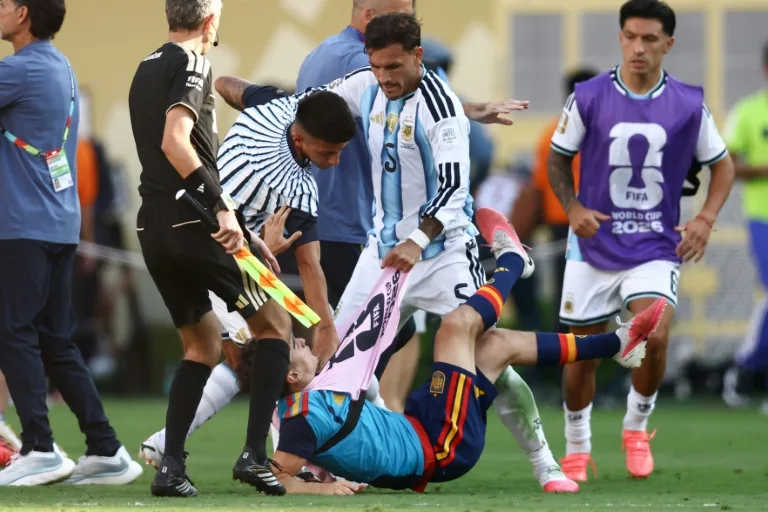 阿根廷中場大將帕雷德斯(Leandro Paredes) 因動手打人,遭到禁賽10場國際賽。法新社