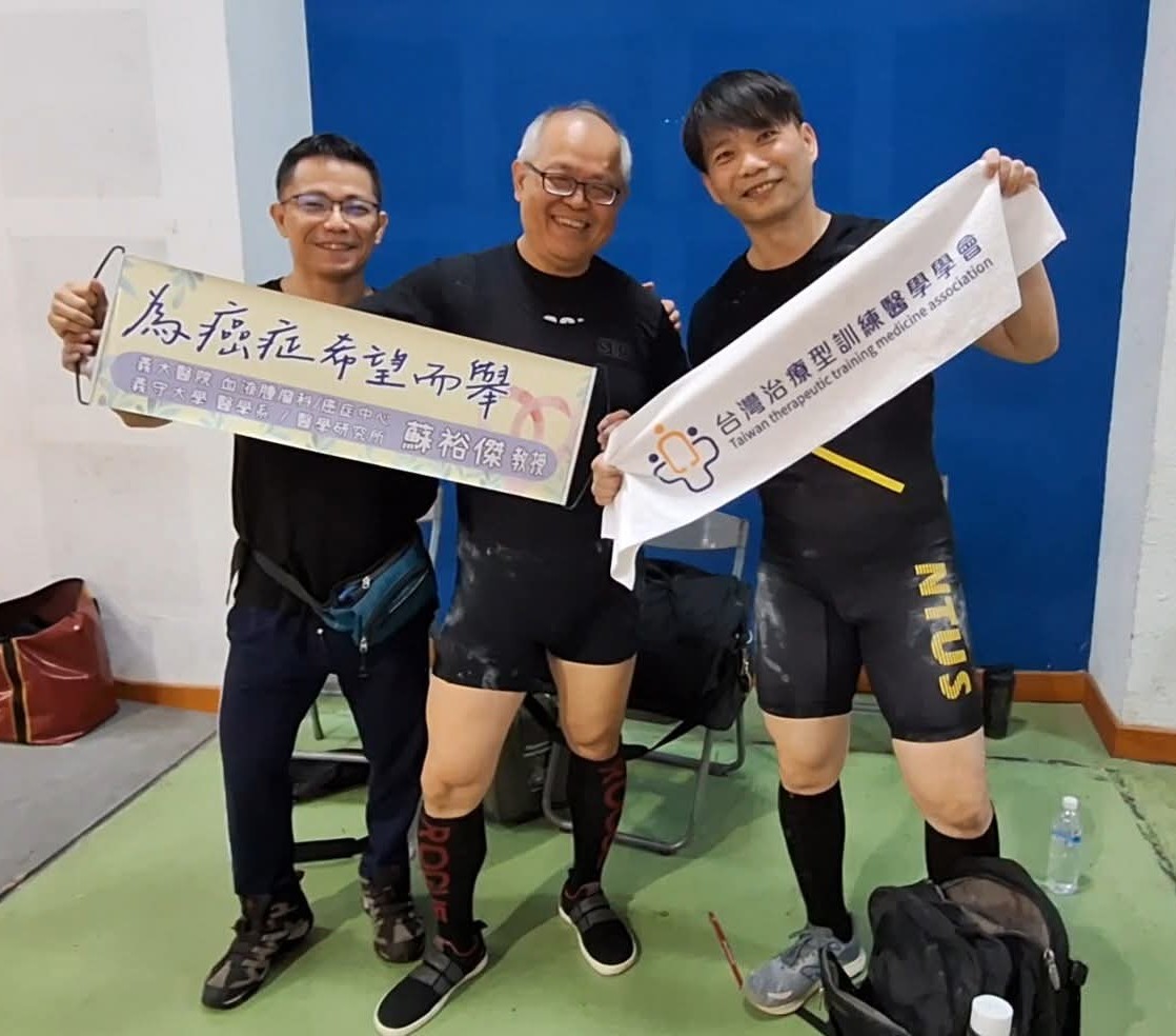 兩位醫學中心主治醫師以健力賽用行動實踐運動醫學理念。朱利平提供