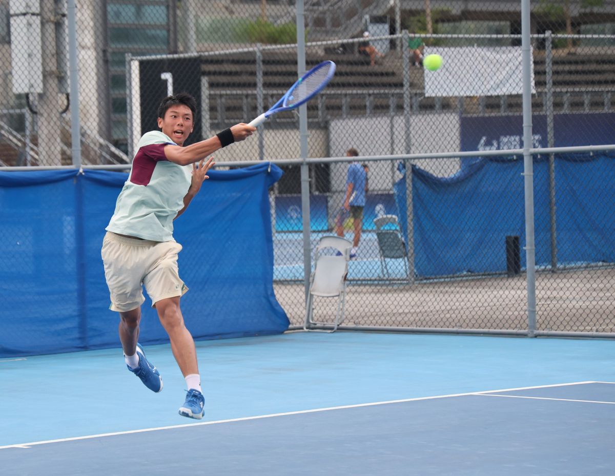 何宸輝苦戰兩個半小時取得職業處女秀勝利。陳楷攝
