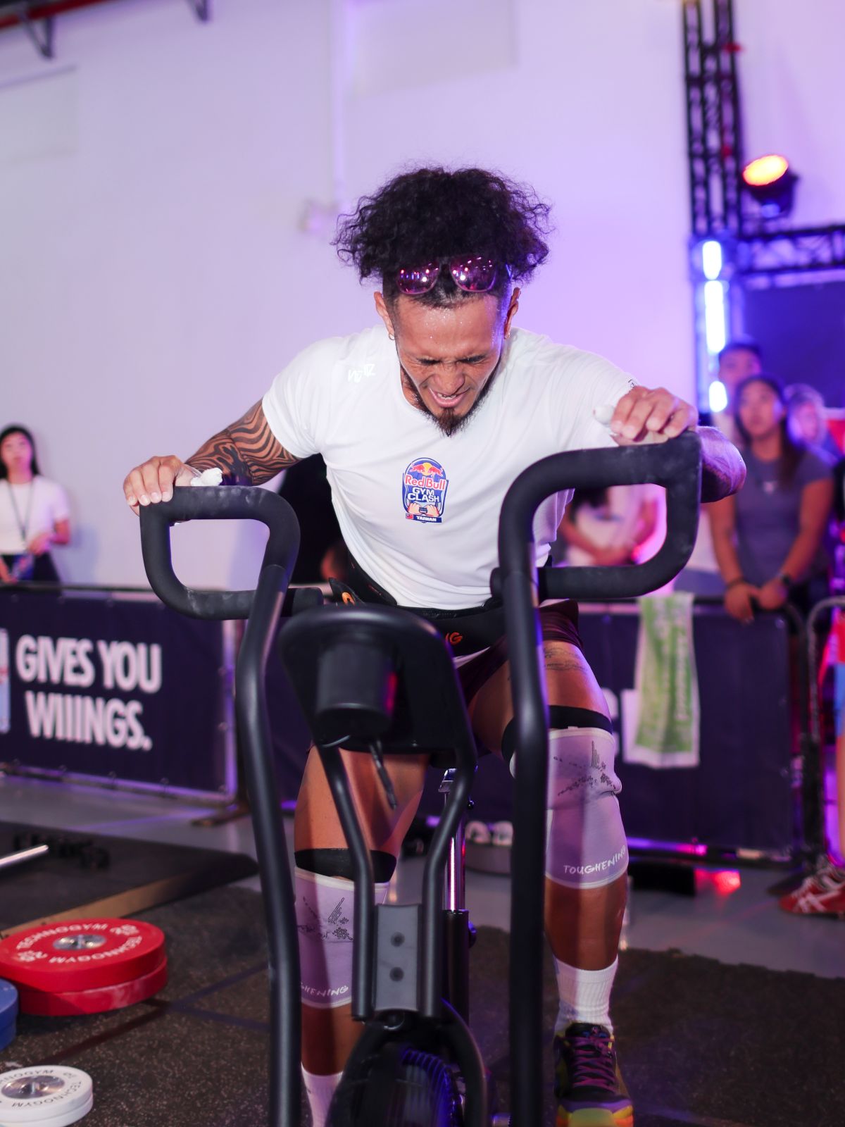Red Bull Gym Clash 台灣總決賽陳鵬仁馬力安咬牙踩踏風扇車將體能推向極限。Red Bull提供