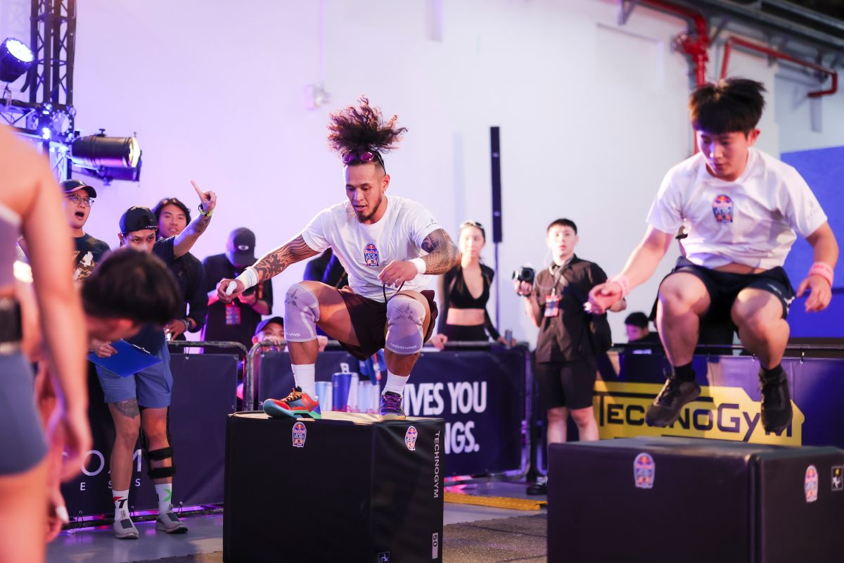 Red Bull Gym Clash 選手陳鵬仁、馬力安挑戰波比跳過跳箱展現爆發力與穩定度。Red Bull提供