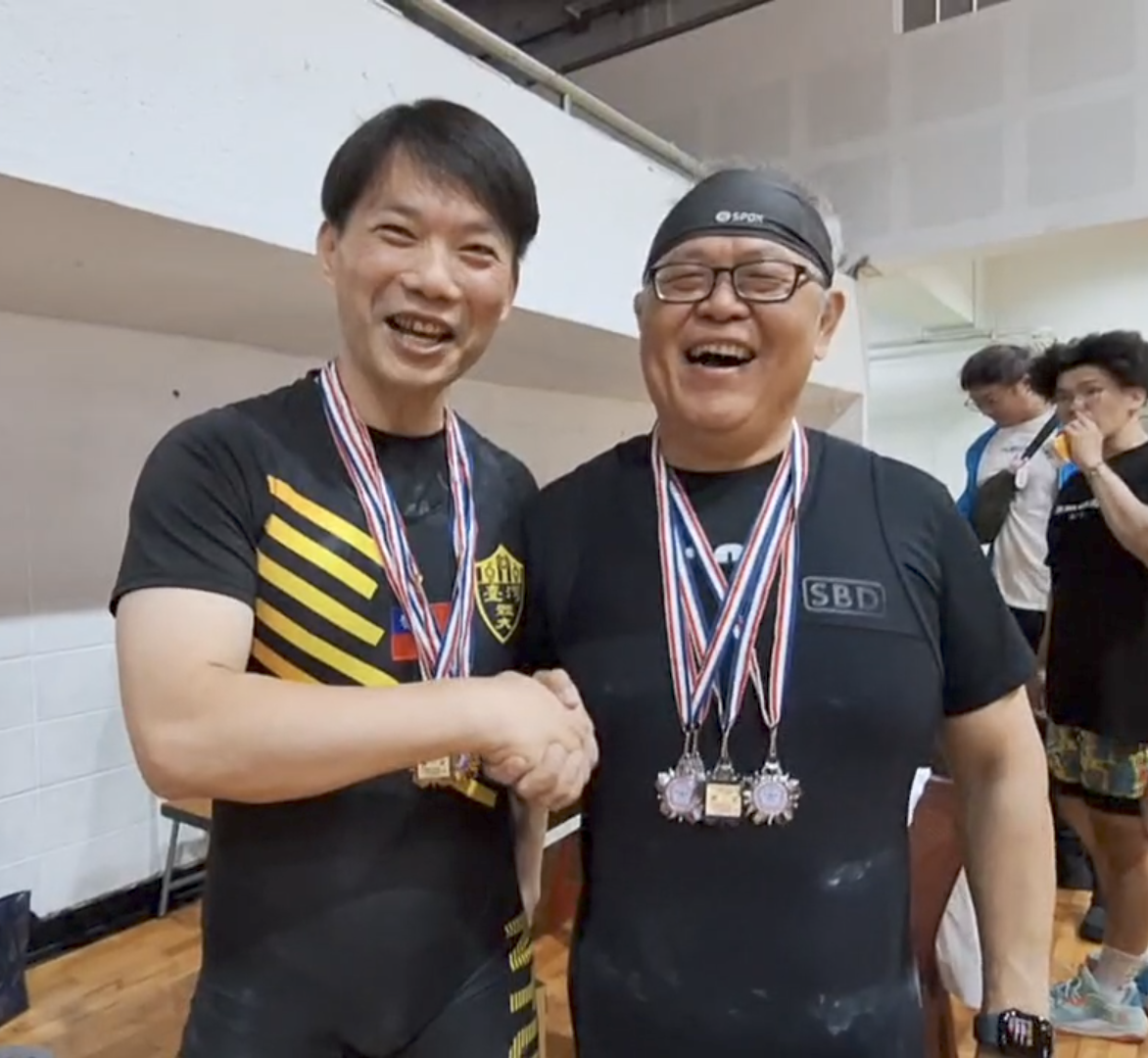 兩位醫學中心主治醫師健力賽同場競技。朱利平提供