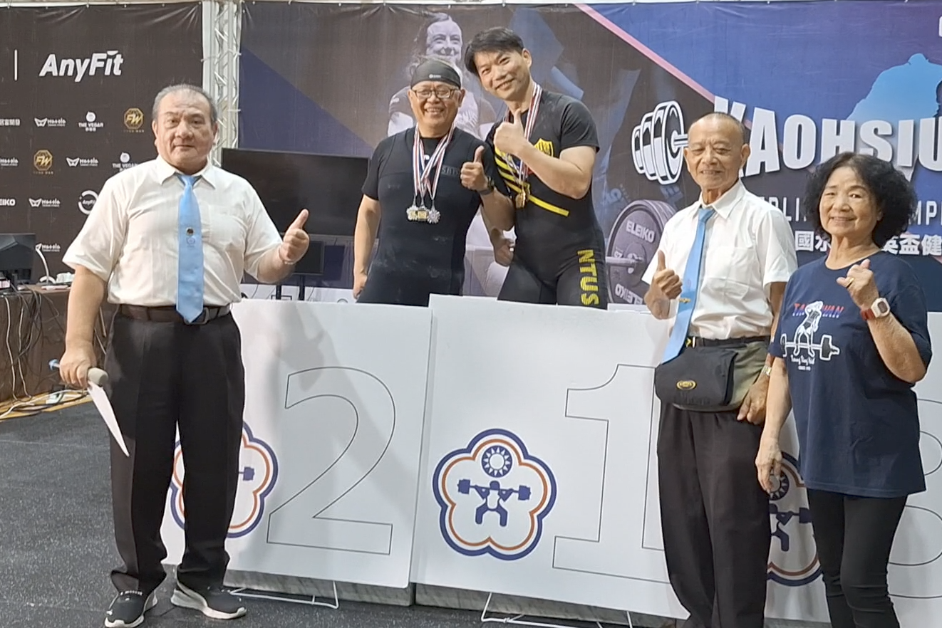朱利平(中)以15公斤差距奪冠。朱利平提供