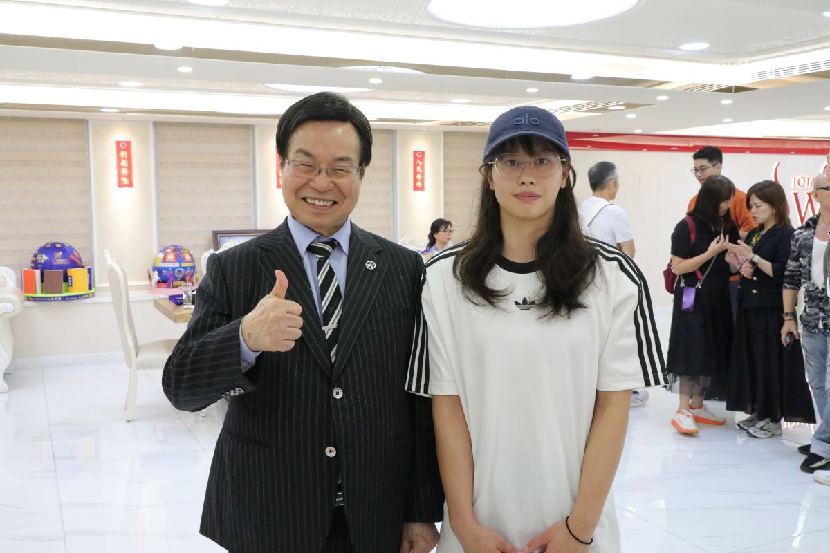 亞運游泳女將劉姵吟（右）右出發前特地向八馬國際董事長王文欽致謝。八馬提供