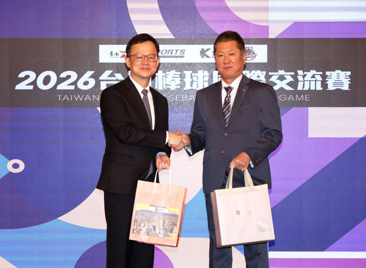 全越集團總經理陳杰成(左)與日本九州獨立聯盟代表德丸哲史交換紀念品。大會提供