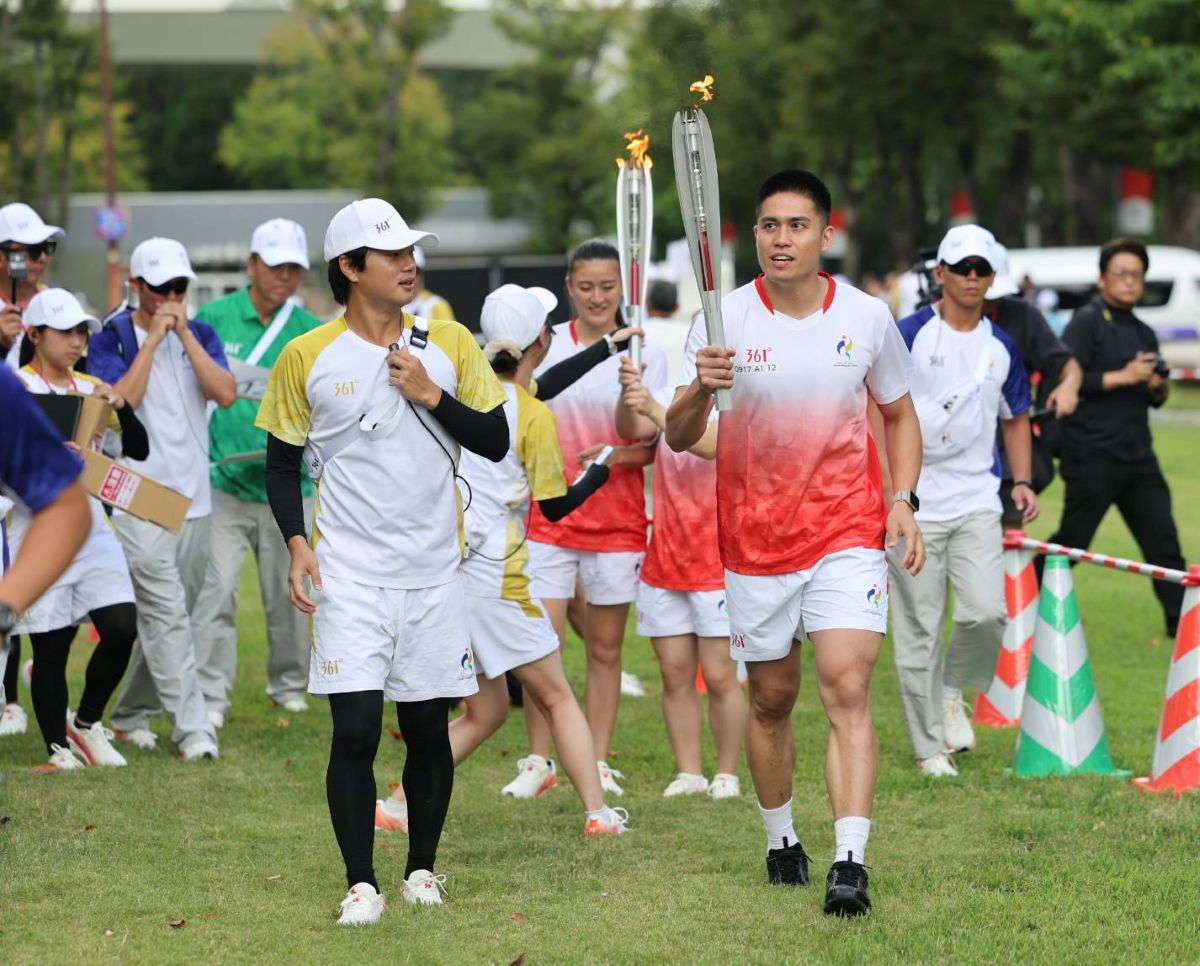 名古屋亞運聖火傳遞在名古屋久屋大通公園舉行我國由籃球代表隊隊長陳盈駿代表參加。中華奧會提供