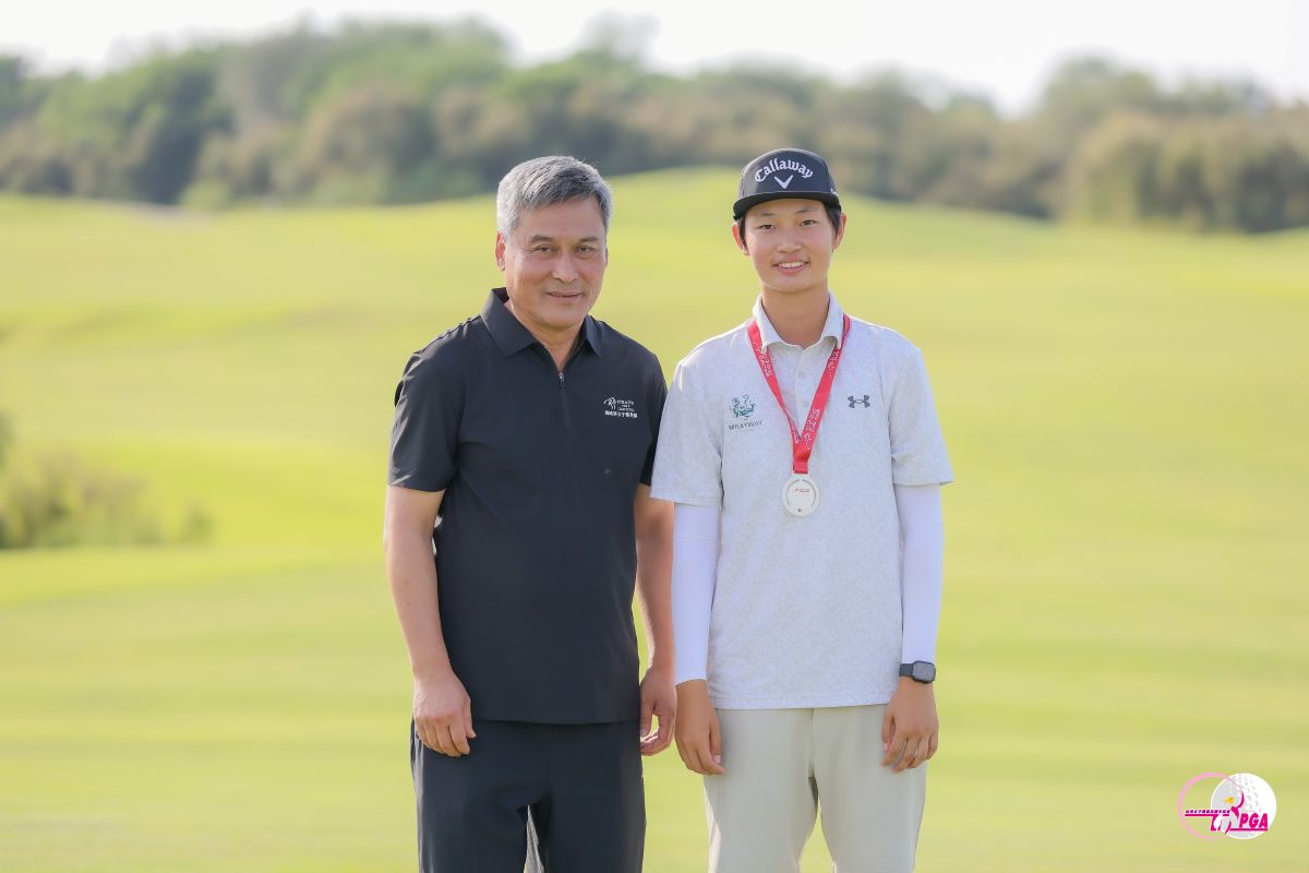 天津市體育局副局長李桂峰左頒發亞軍獎項給許贏。Tlpga/葉勇宏攝