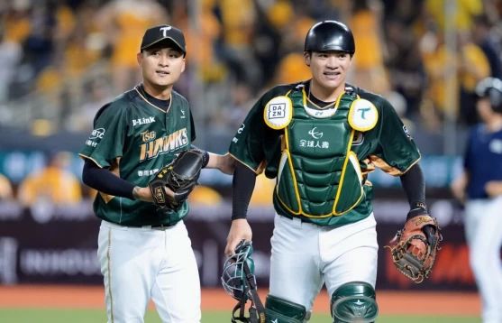 江承諺（左）戰績4勝4敗，防禦率3.02。資料照片
