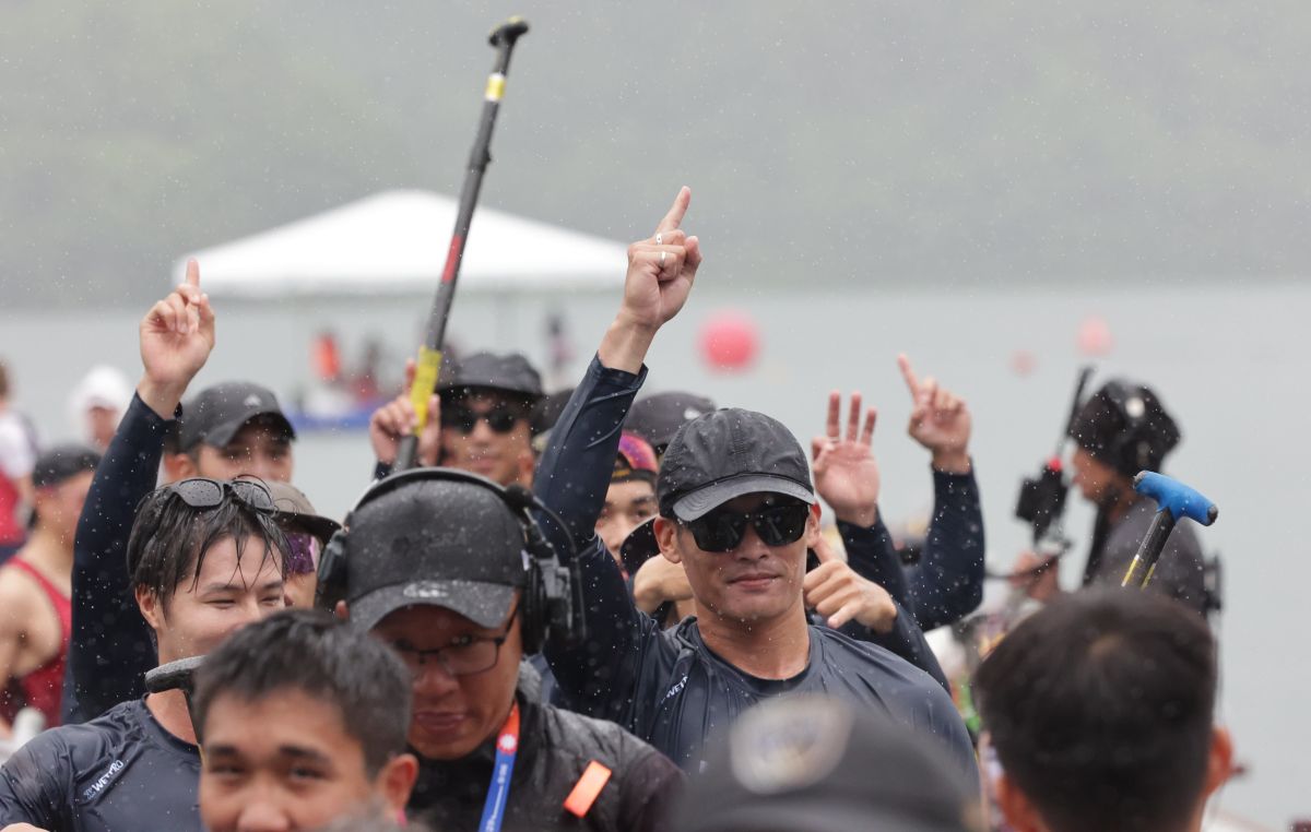 花蓮體中摘下第三金隊長林聖儒如英雄般上岸。大會提供