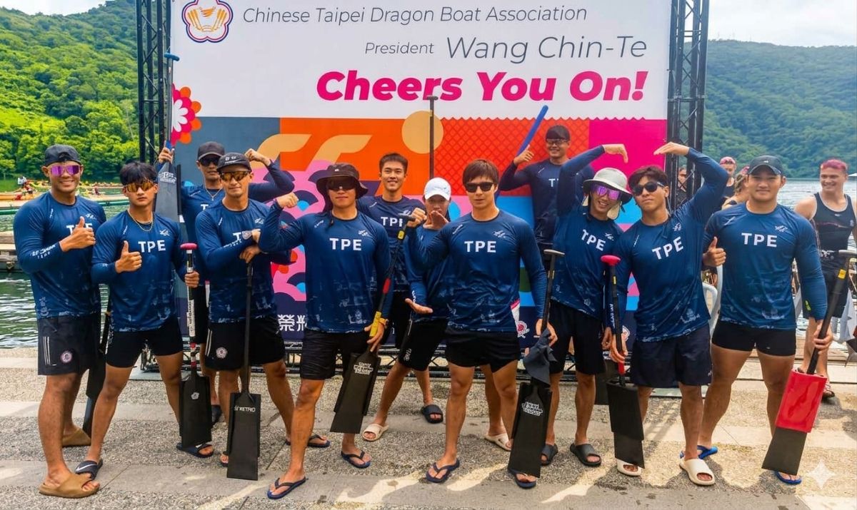 花蓮體中摘下第二金後開心擺拍。大會提供