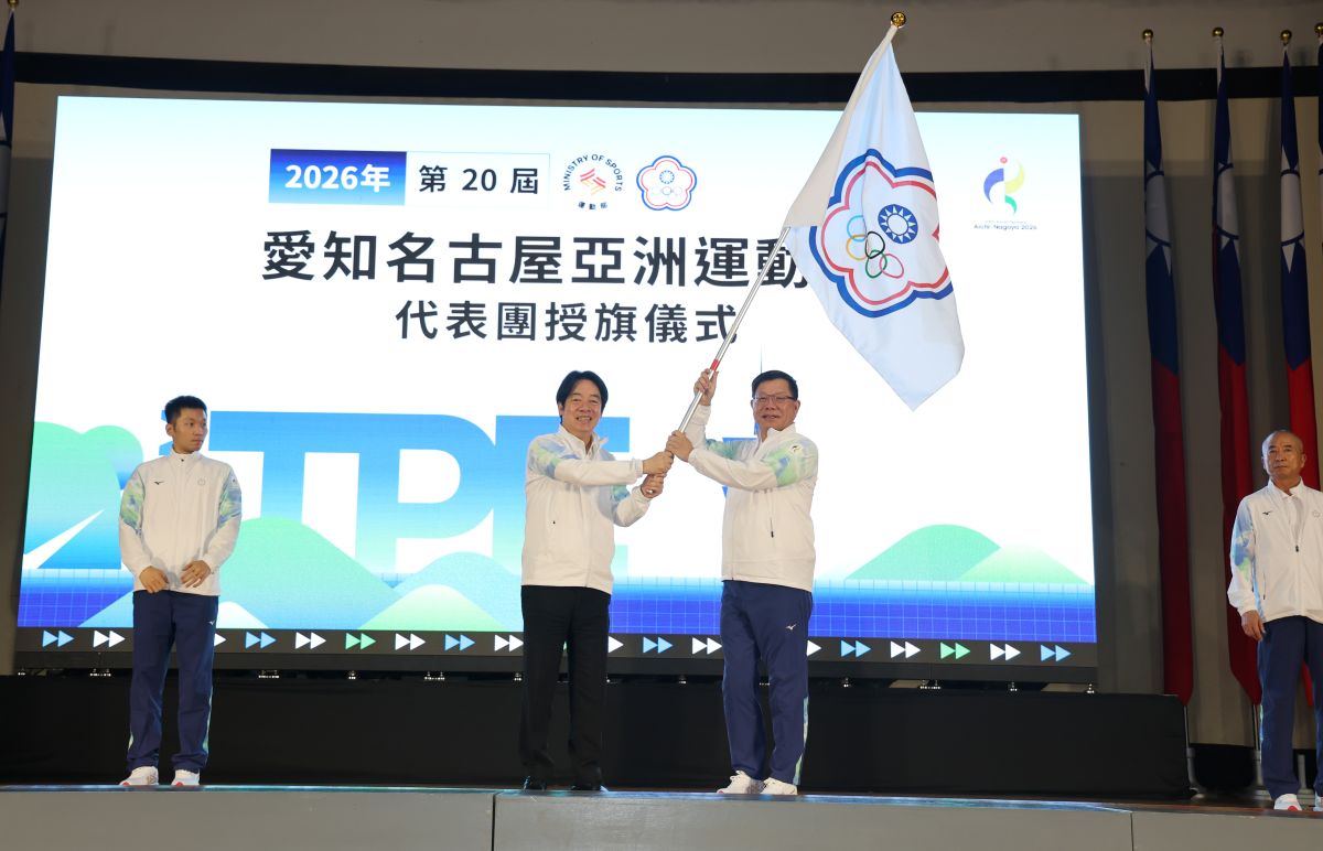 賴清德總統授代表團團旗予中華奧會蔡家福主席。國訓中心提供