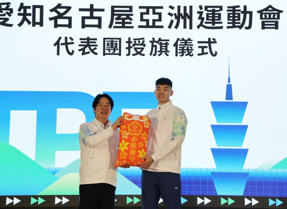 賴清德總統致贈必勝御守予羽球王齊麟選手。國訓中心提供