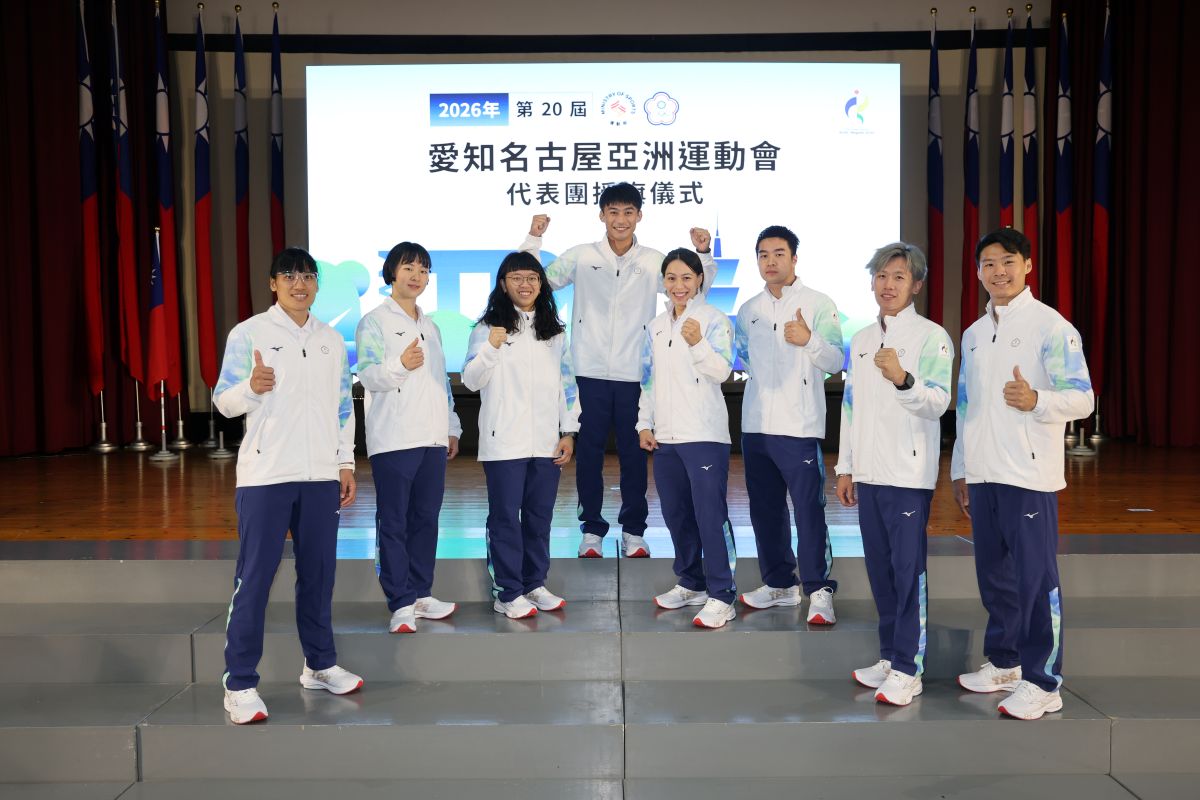 運動員合影,左起陳念琴、丁華恬、陳冠伶、楊勇緯、郭婞淳、孫振、李智凱、唐嘉鴻。國訓中心提供