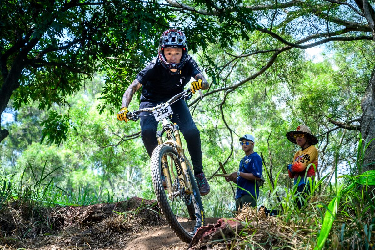 009 Enduro女子菁英冠軍周佩霓則是開心以車會友並鼓勵台灣年青人要把握台灣難能可貴的賽事也建議多出國參賽提升參賽經驗。美利達提供