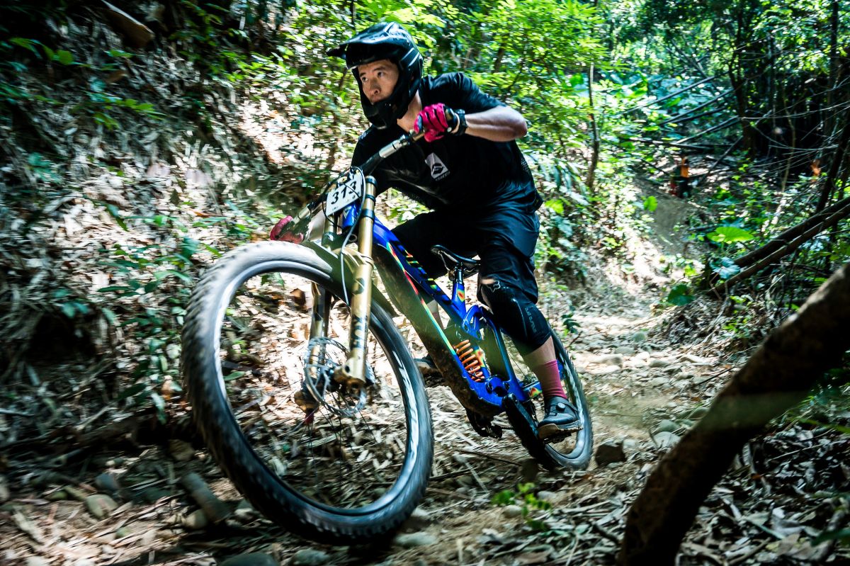 010 Enduro男子菁英組冠軍江勝山表示賽事往往在一瞬間發生變化,很高興贏得賽事。美利達提供