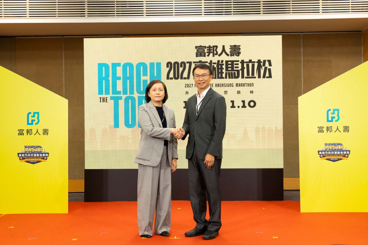 富邦人壽資深副總經理陳秀玲(左)和高市府運發局局長侯尊堯。高雄市運發局提供