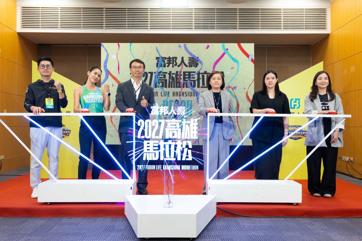 2027富邦人壽高雄馬拉松啟動報名儀式(由左起)永悅健康董事長陳俊嘉、賽事代言人雷理莎、局長侯尊堯、富邦人壽副總陳秀玲、Puma行銷經理蕭語婕、Oakley行銷經理黃怡方。高雄市運發局提供