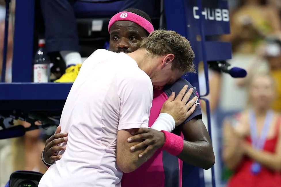 美國內戰後,米克森(Alex Michelsen)哭倒在提亞弗(Frances Tiafoe)肩上。法新社