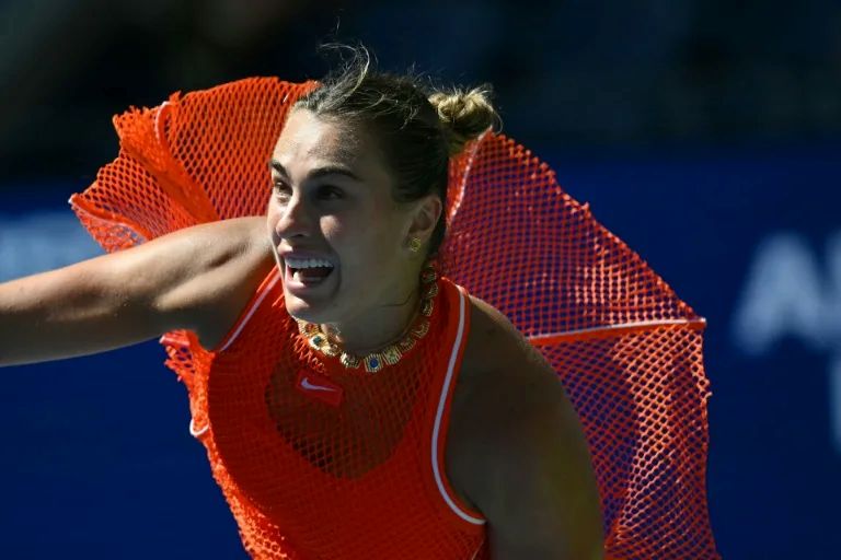 兩屆衛冕冠軍莎芭蓮卡（Aryna Sabalenka）三盤驚險晉級4強。法新社