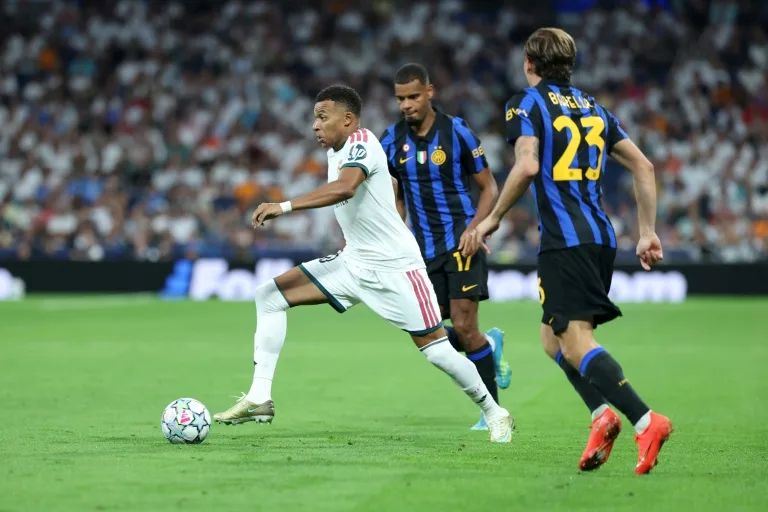 姆巴佩(Kylian Mbappe,左)在個人歐冠第99場出賽中率先破門,攻入他賽事生涯第71球。法新社