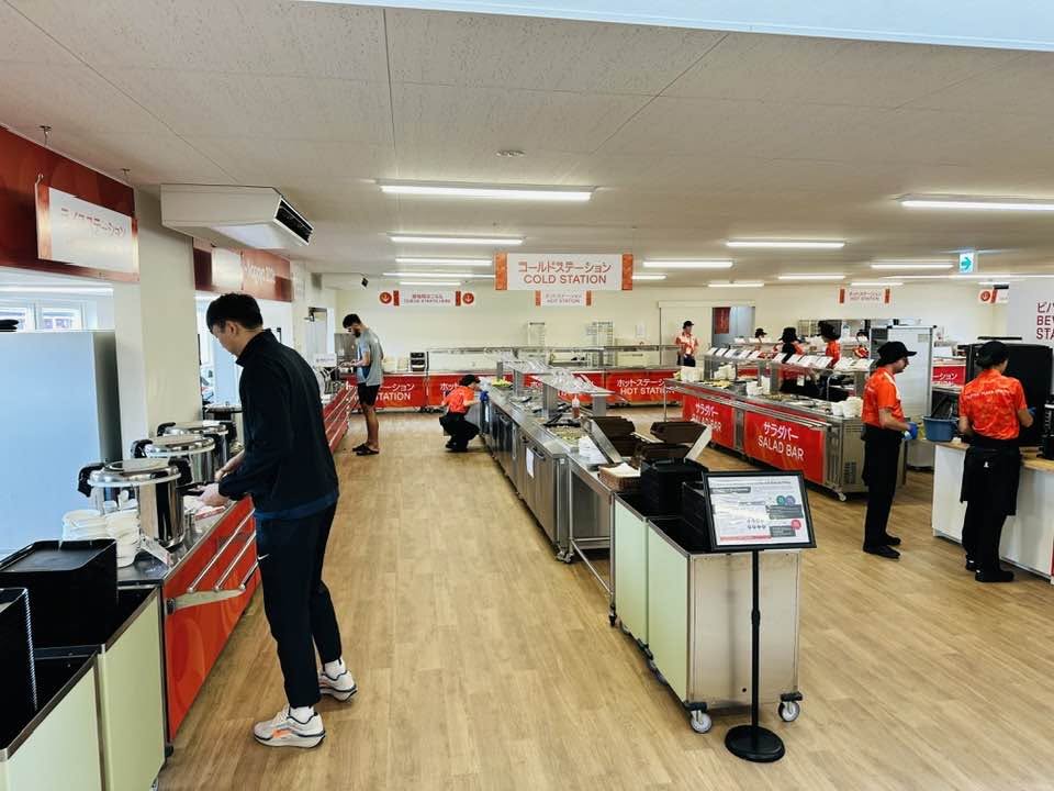 寬敞舒適的選手村餐廳，採自助取用，早中晚中間持續開放，有各式亞洲食物，也有清真系列。許宏志醫師提供