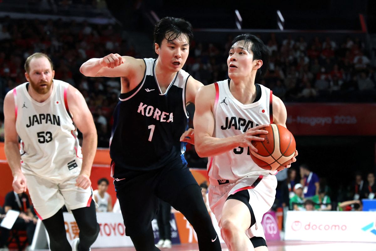 南韓前鋒李賢重(左)20日在2026年名古屋亞運男籃金牌戰轟下27分、18籃板。法新社