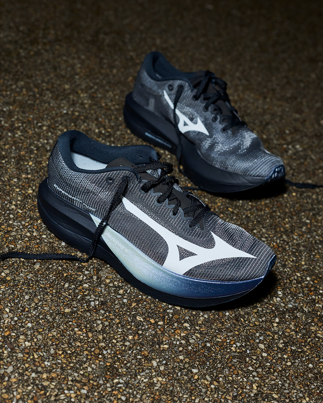 MIZUNO 正式揭開全新 TSUKIAKARI PACK(月影系列) 的神秘面紗。美津濃提供