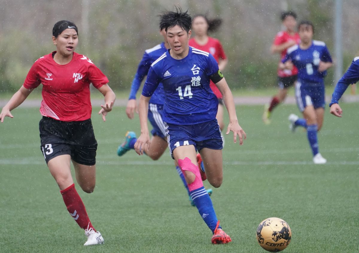 歸化的日本球員田中麻帆(右)於第77分鐘的遠射進致勝球。資料照片