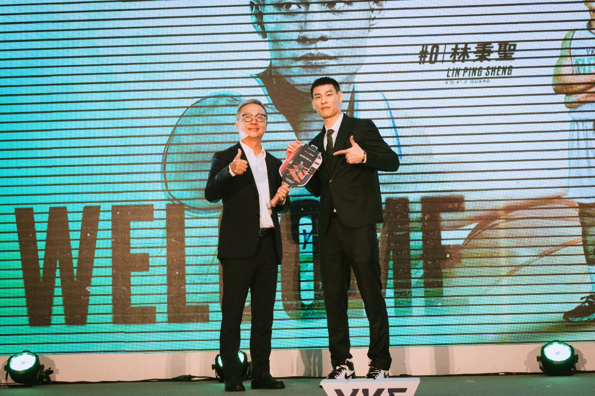 洋基工程劉士源(左)董事長更特別致贈匹克球拍。官方提供