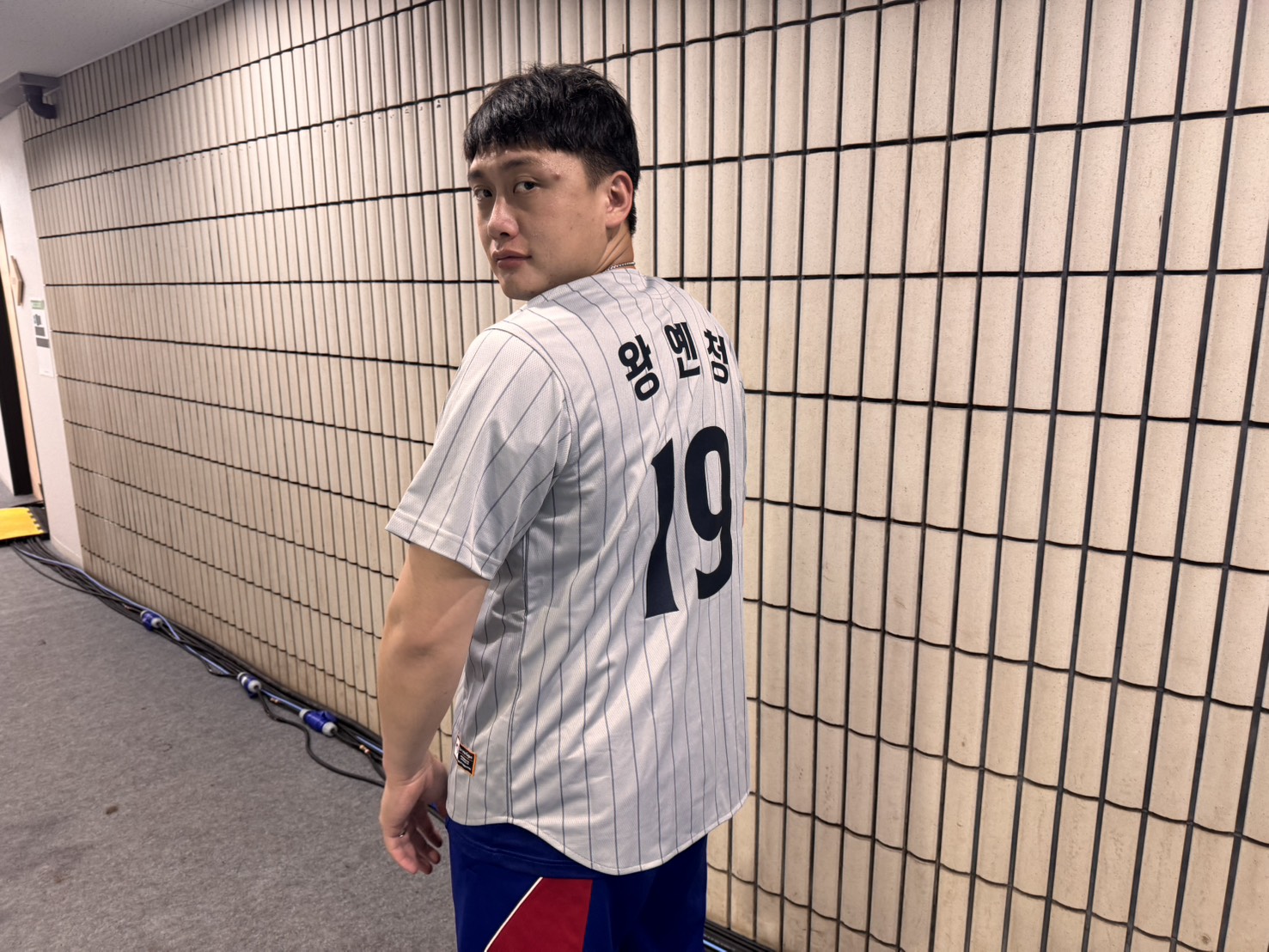劉基鴻穿王彥程球衣力挺。中華棒協提供