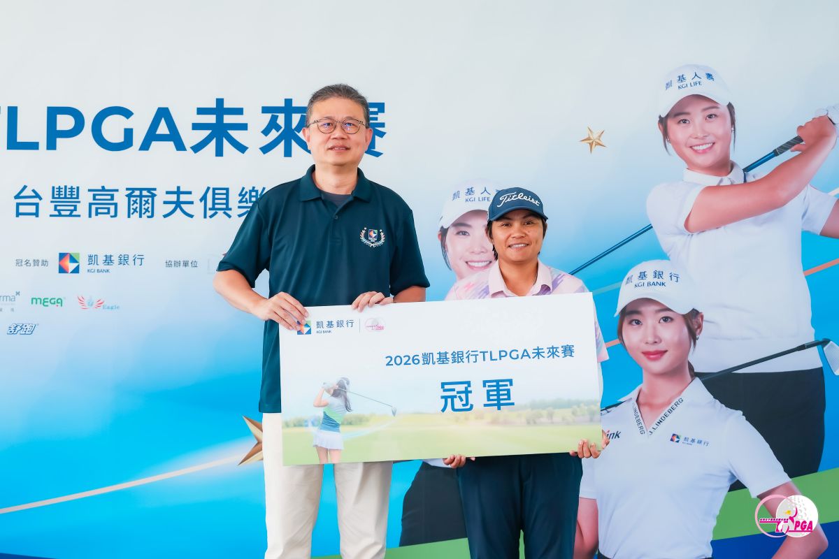 凱基銀行王開平總處長左頒發冠軍給泰國選手帕金Pakin Kawinpakorn。tlpga／葉勇宏攝