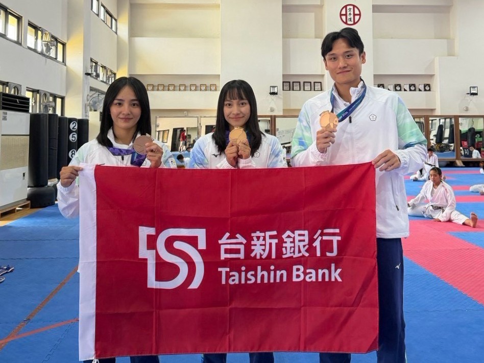 台新銀行贊助空手道選手田欣兒(左起)、洪芷暄、石政中於2026愛知名古屋亞運勇奪佳績。官方提供