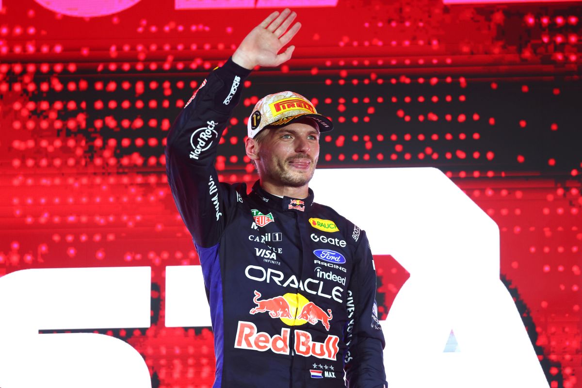 Max Verstappen於新加坡大獎賽頒獎典禮上揮手致意，慶祝生涯首度在本站奪冠。Red Bull 提供