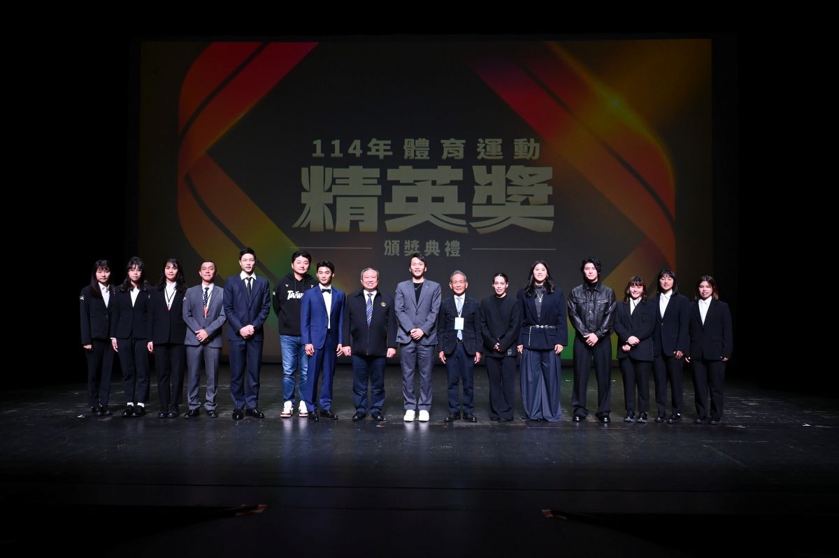 李洋部長於114年運動精英獎與得獎選手及團隊合影表揚其卓越之年度運動表現。運動部提供