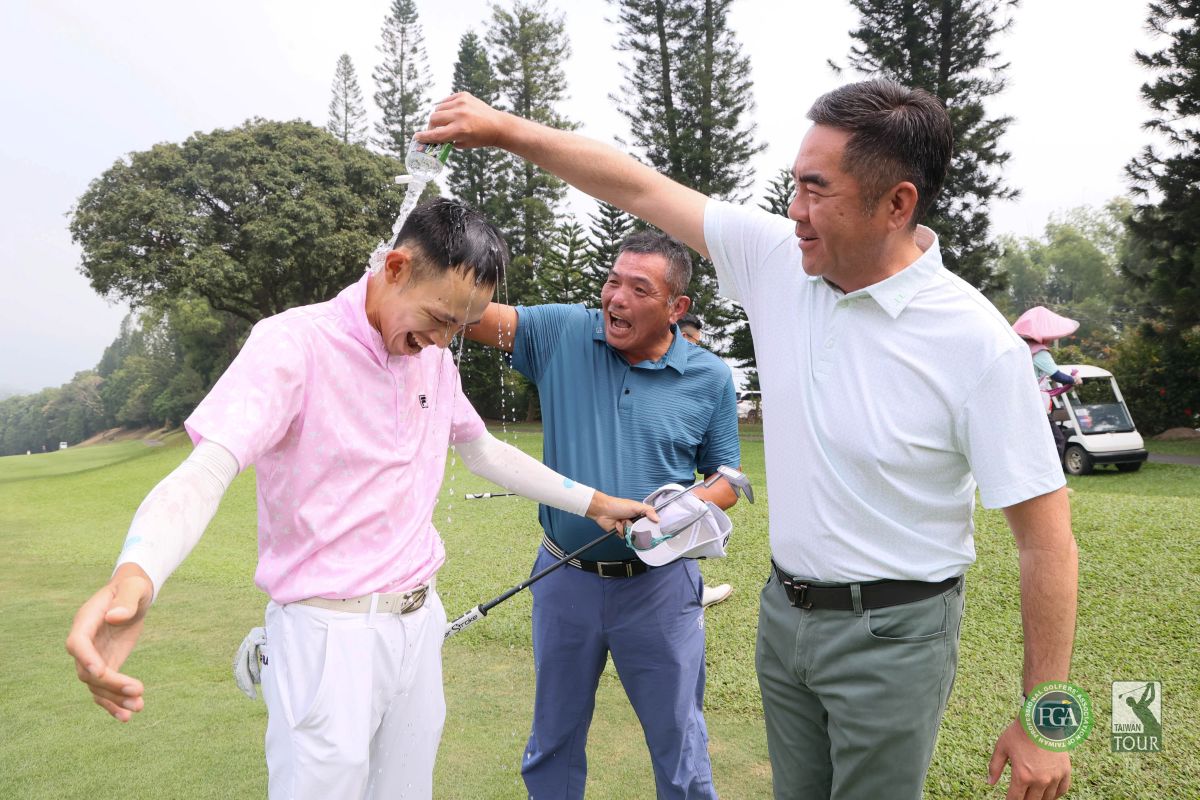 許育誠拿下冠軍,環台水泥董事長李世斌(右)和Tpga副理事長楊文來(中)潑水慶祝。Tpga/林聖凱攝