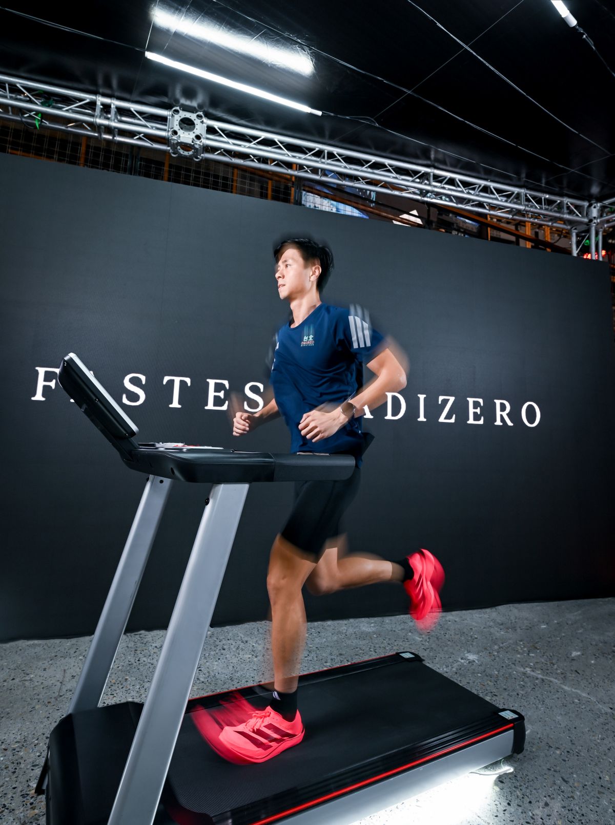 adidas《house Of Speed 破速特區》提供跑者親自感受Adizero Adios Pro 5在跑動過程中帶來的回彈推進與輕量腳感。官方提供