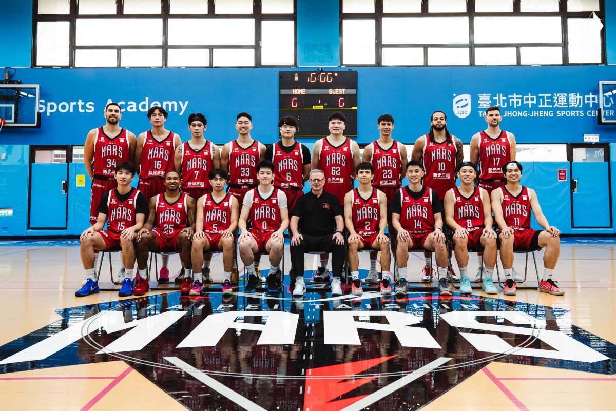 臺北台新戰神總教練圖齊與球員。台新戰神提供