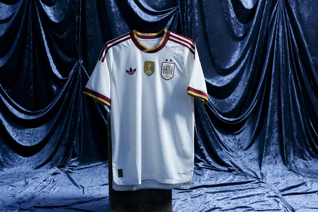 adidas推出全新西班牙隊冠軍二星客場球衣,承襲2026客場球衣以西班牙悠久文學歷史為靈感的設計語彙。官方提供