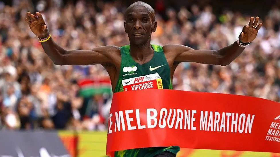 41歲的兩屆奧運金牌基普喬蓋(Eliud Kipchoge)破墨爾本馬拉松紀錄封王。法新社