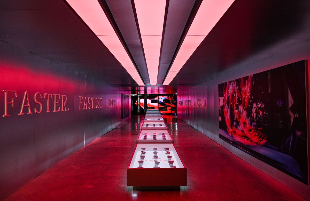 adidas House Of Speed 破速特區跑者成癮之路，現場集結多雙跑者實際穿著過的戰靴。官方提供