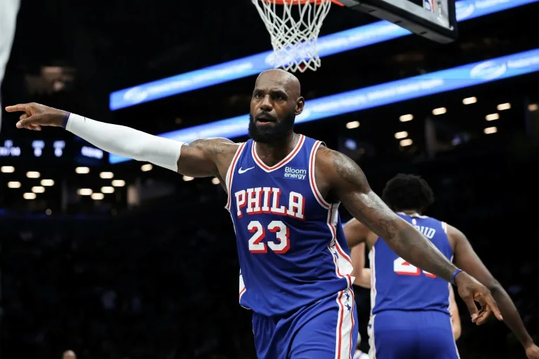 詹姆斯(LeBron James,左)週四披上費城七六人戰袍,迎來個人在新東家的首場熱身賽。法新社